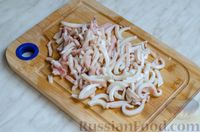 Фото приготовления рецепта: Салат с крабовыми палочками, кальмарами, яйцами и зелёным горошком - шаг №9