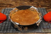 Фото приготовления рецепта: Заливной пирог-перевёртыш с капустой - шаг №8