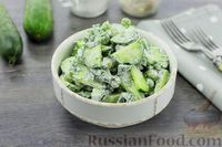 Фото к рецепту: Салат из огурцов, зелёного горошка и зелени