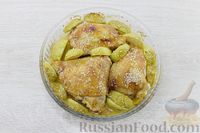 Фото приготовления рецепта: Куриные бёдрышки, запечённые с яблоками в медово-горчичном соусе - шаг №7