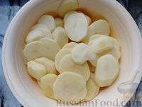 Фото приготовления рецепта: Картофель, запечённый с фаршем, помидорами и сыром - шаг №2