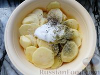 Фото приготовления рецепта: Картофель, запечённый с фаршем, помидорами и сыром - шаг №3