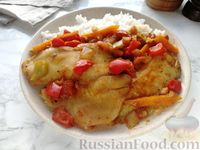 Фото к рецепту: Рыба, тушенная с болгарским перцем в томатном соусе
