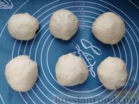 Фото приготовления рецепта: Закусочные ватрушки с сырно-чесночной начинкой - шаг №9