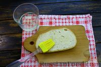 Фото приготовления рецепта: Горячие бутерброды с жареным луком, сыром и свежими помидорами - шаг №6