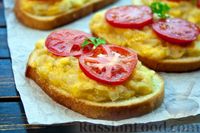 Фото приготовления рецепта: Горячие бутерброды с жареным луком, сыром и свежими помидорами - шаг №16