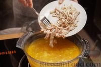 Фото приготовления рецепта: Сырный суп с курицей и вермишелью - шаг №9
