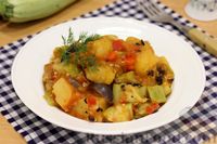 Фото к рецепту: Овощное рагу с баклажанами, кабачками и картофелем