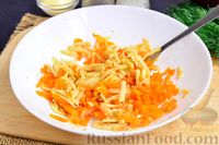 Фото приготовления рецепта: Слоёный салат с тунцом, картофелем, морковью и яблоком - шаг №6