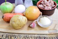 Фото приготовления рецепта: Слоёный салат с тунцом, картофелем, морковью и яблоком - шаг №1