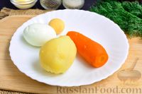 Фото приготовления рецепта: Слоёный салат с тунцом, картофелем, морковью и яблоком - шаг №4
