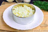 Фото приготовления рецепта: Слоёный салат с тунцом, картофелем, морковью и яблоком - шаг №9