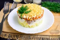Фото приготовления рецепта: Слоёный салат с тунцом, картофелем, морковью и яблоком - шаг №15