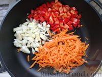 Фото приготовления рецепта: Рулетики из лаваша с фаршем и сыром, запечённые с овощным соусом - шаг №4