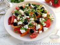 Фото к рецепту: Салат из запечённого болгарского перца с помидорами, луком и маслинами
