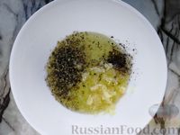 Фото приготовления рецепта: Салат из запечённого болгарского перца с помидорами, луком и маслинами - шаг №6