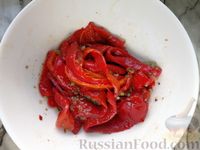 Фото приготовления рецепта: Салат из запечённого болгарского перца с помидорами, луком и маслинами - шаг №7