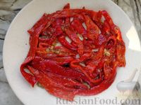 Фото приготовления рецепта: Салат из запечённого болгарского перца с помидорами, луком и маслинами - шаг №8