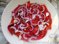 Фото приготовления рецепта: Салат из запечённого болгарского перца с помидорами, луком и маслинами - шаг №9