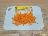 Фото приготовления рецепта: Салат из цветной капусты с морковью, огурцами и луком, по-корейски - шаг №2