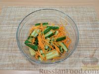 Фото приготовления рецепта: Салат из цветной капусты с морковью, огурцами и луком, по-корейски - шаг №4