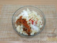 Фото приготовления рецепта: Салат из цветной капусты с морковью, огурцами и луком, по-корейски - шаг №10