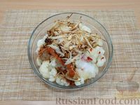 Фото приготовления рецепта: Салат из цветной капусты с морковью, огурцами и луком, по-корейски - шаг №13