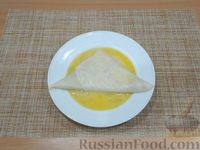 Фото приготовления рецепта: Конвертики из лаваша с рисом, яйцами и консервированной рыбой - шаг №17