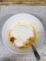 Фото приготовления рецепта: Пирог-манник с тыквой, яблоками и изюмом - шаг №6