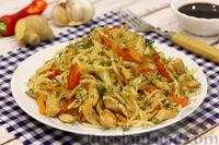 Фото к рецепту: Спагетти с курицей, овощами и соевым соусом