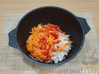 Фото приготовления рецепта: Спагетти с курицей, овощами и соевым соусом - шаг №7