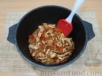 Фото приготовления рецепта: Спагетти с курицей, овощами и соевым соусом - шаг №12