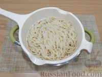 Фото приготовления рецепта: Спагетти с курицей, овощами и соевым соусом - шаг №10