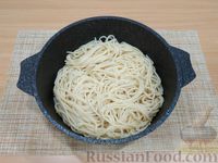 Фото приготовления рецепта: Спагетти с курицей, овощами и соевым соусом - шаг №13