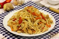 Фото приготовления рецепта: Спагетти с курицей, овощами и соевым соусом - шаг №15