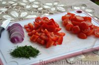 Фото приготовления рецепта: Салат с тунцом, овощами и оливками - шаг №2