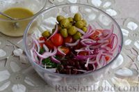 Фото приготовления рецепта: Салат с тунцом, овощами и оливками - шаг №6