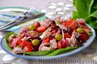 Фото к рецепту: Салат с тунцом, овощами и оливками