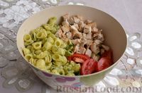 Фото приготовления рецепта: Салат с курицей, макаронами и помидорами - шаг №12