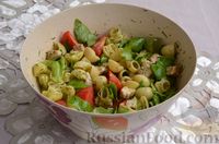 Фото приготовления рецепта: Салат с курицей, макаронами и помидорами - шаг №13