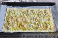 Фото приготовления рецепта: Слоёный пирог-тарт с грушами, орехами и мягким сыром - шаг №5