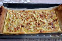 Фото приготовления рецепта: Слоёный пирог-тарт с грушами, орехами и мягким сыром - шаг №8