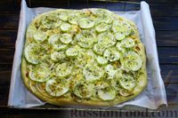 Фото приготовления рецепта: Пицца с кабачками, луком, брынзой и базиликом - шаг №23