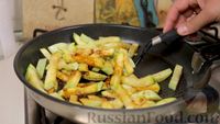 Фото приготовления рецепта: Жареные кабачки в соевом соусе с чесноком - шаг №3