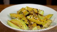 Фото приготовления рецепта: Жареные кабачки в соевом соусе с чесноком - шаг №4