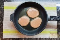 Фото приготовления рецепта: Печёночные котлеты с грибной начинкой - шаг №6