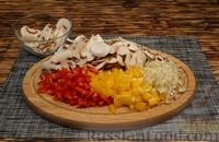 Фото приготовления рецепта: Киш с овощами, грибами и сыром - шаг №6