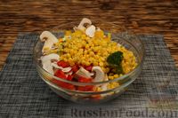 Фото приготовления рецепта: Киш с овощами, грибами и сыром - шаг №7