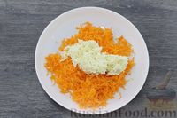 Фото приготовления рецепта: Яйца, фаршированные морковью и плавленым сыром - шаг №4