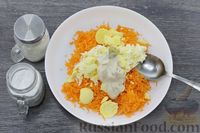 Фото приготовления рецепта: Яйца, фаршированные морковью и плавленым сыром - шаг №7